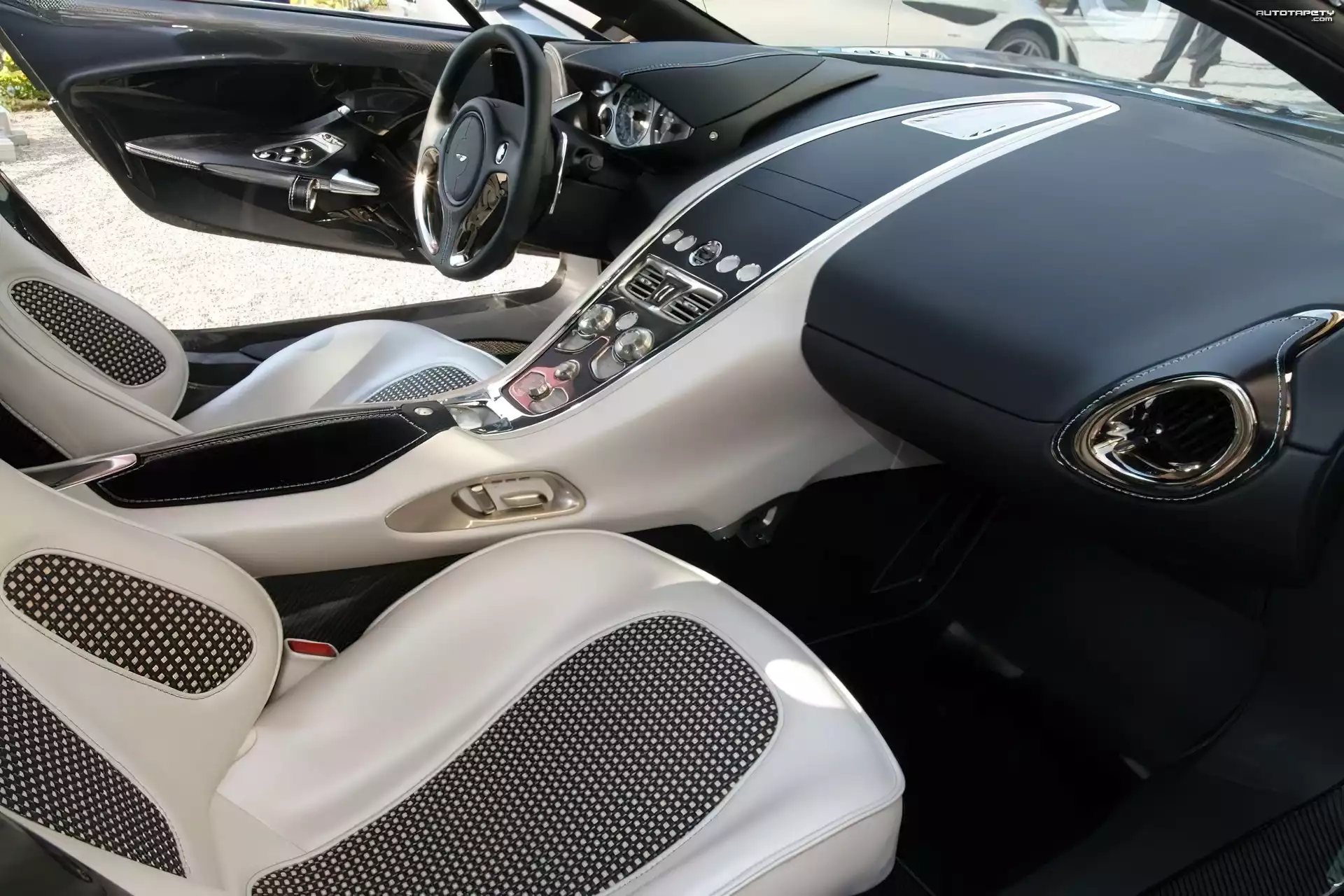 Aston Martin One-77, Konsola, Fotele