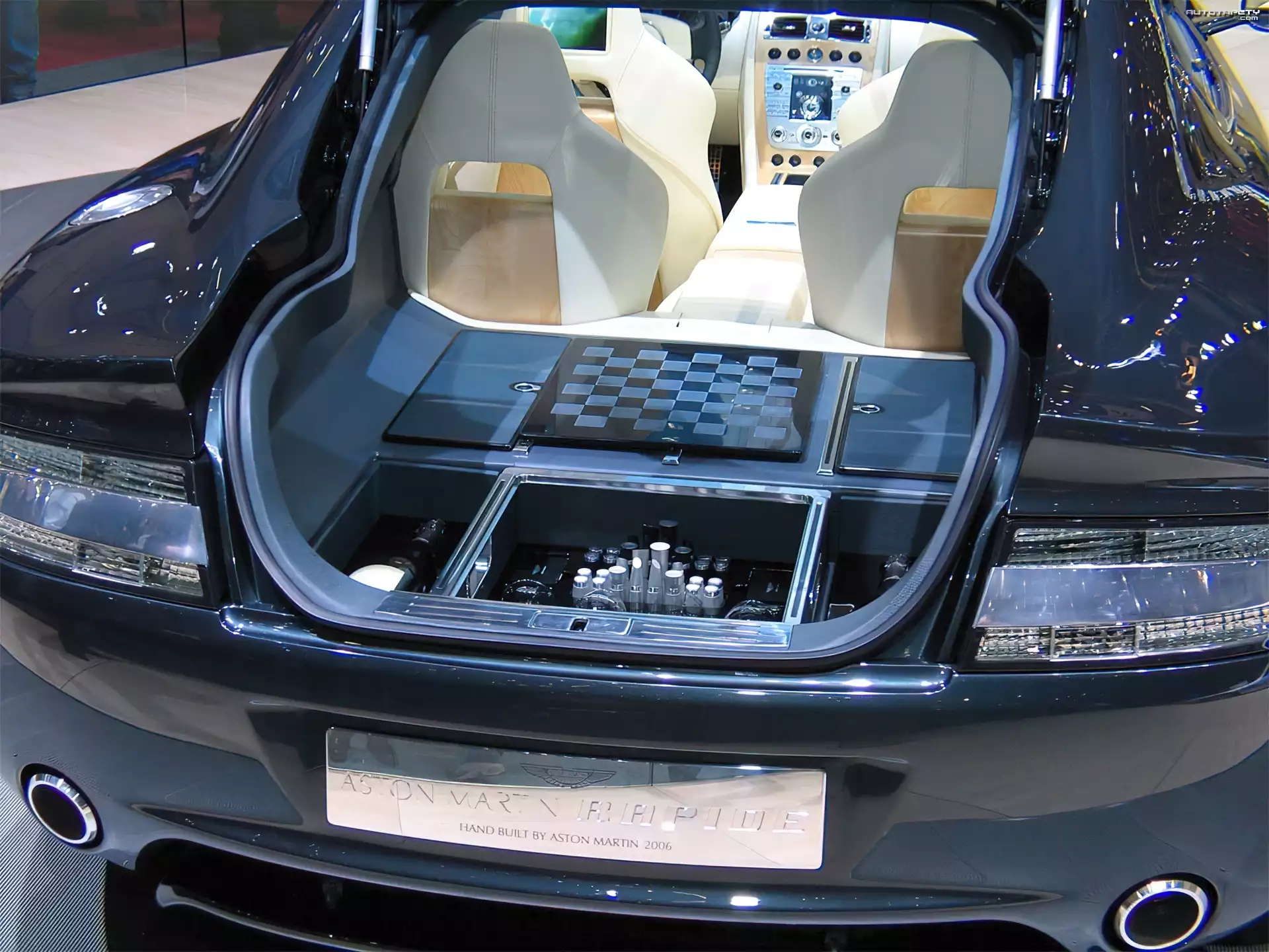 Aston Martin Rapide, Bagażnik, Lampy, Tył