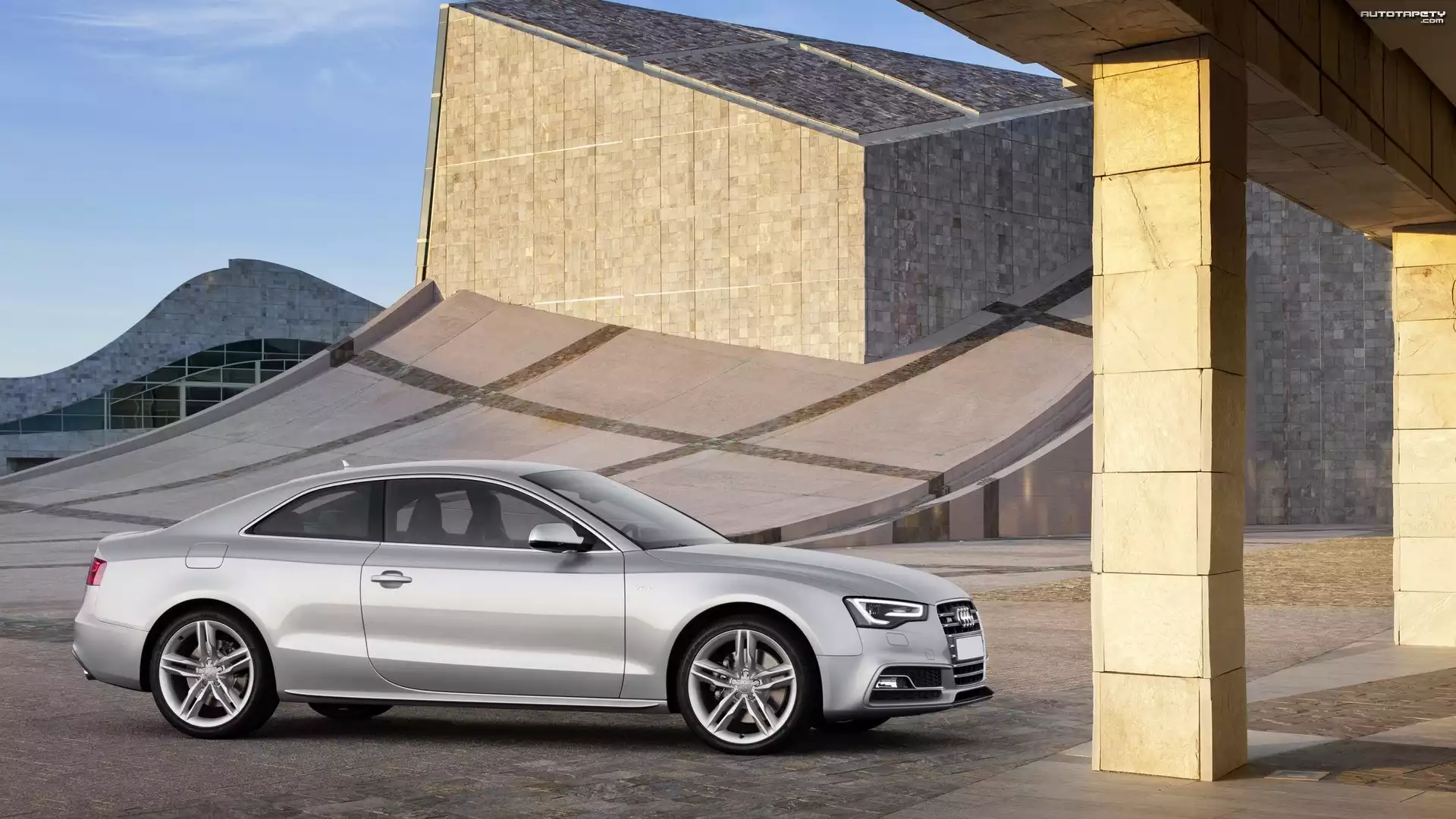 Audi S5, Srebrne, Budynek