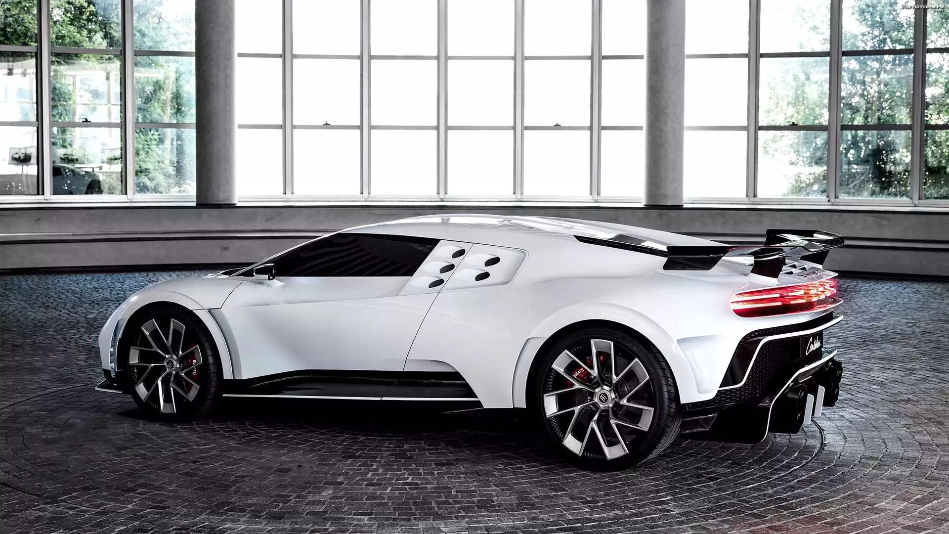 Białe, Bugatti Centodieci, Bok