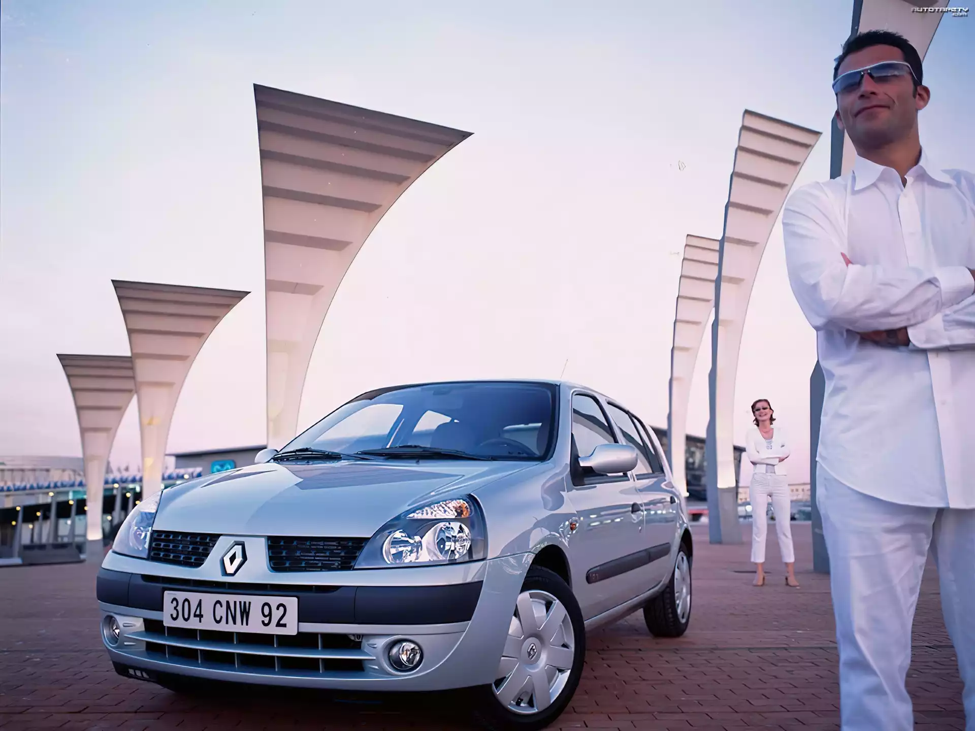 Man in white car in metalic Clio 2