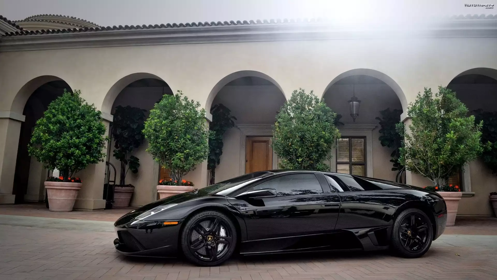 Czarne, Lamborghini, Budynek