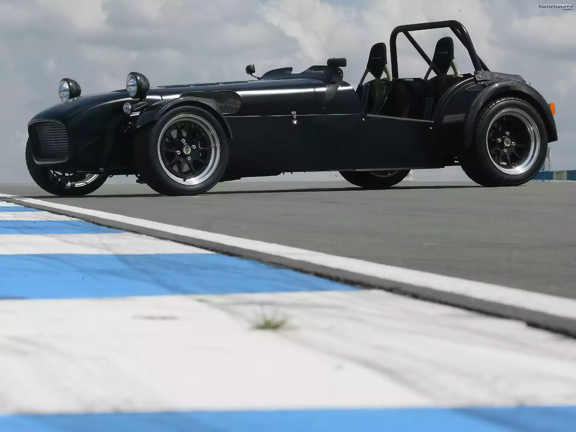 Lewa, Strona, Caterham Seria R
