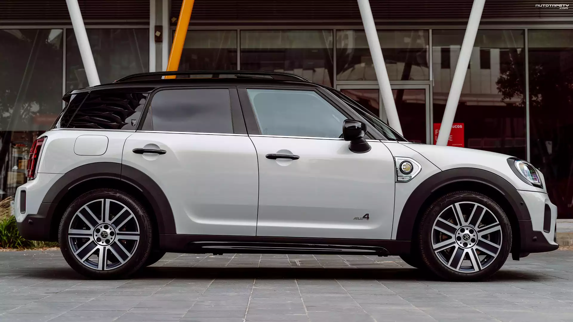 Mini Cooper S E Countryman, Bok