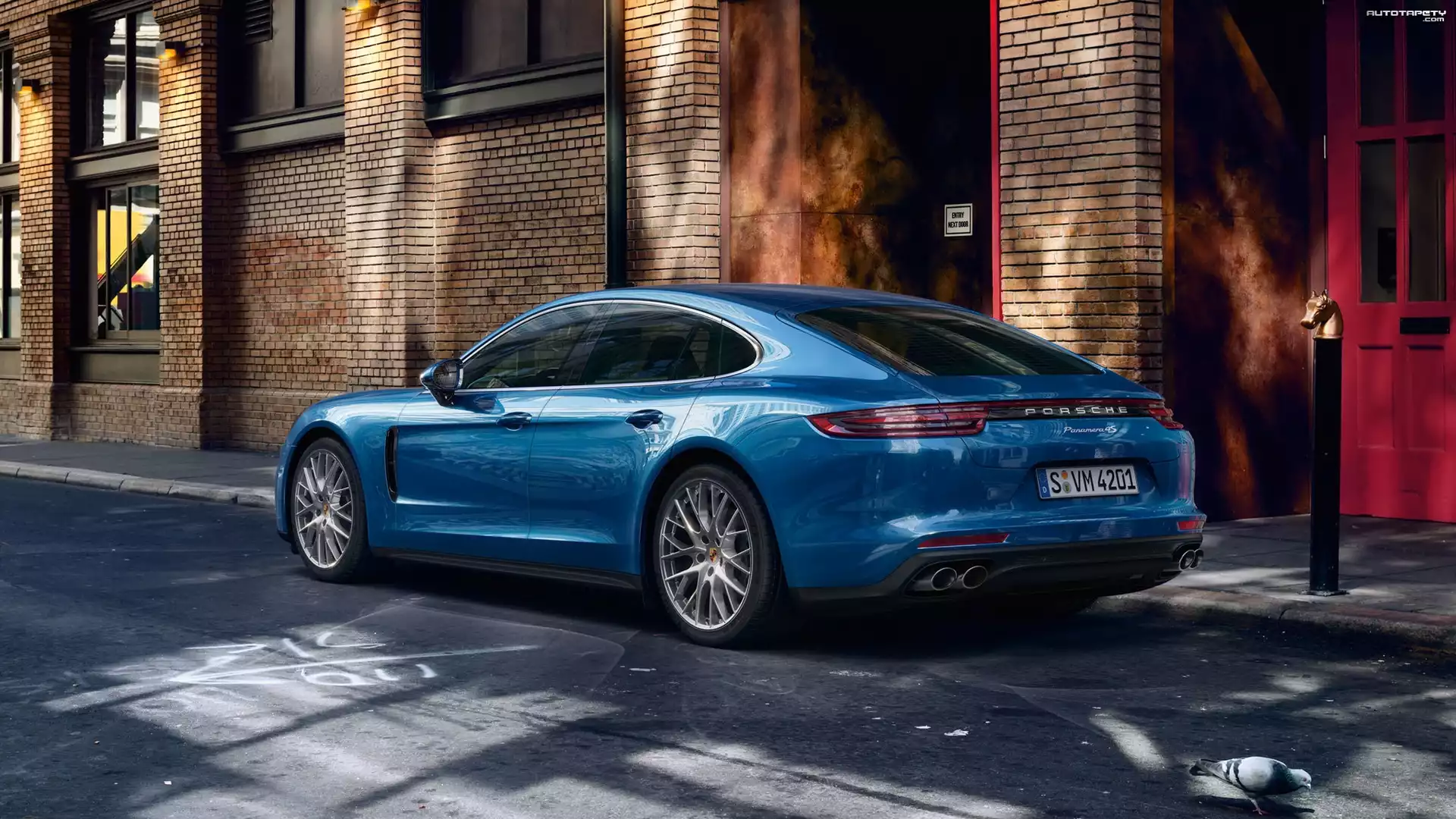 Porsche Panamera 4S, 2017, Budynek