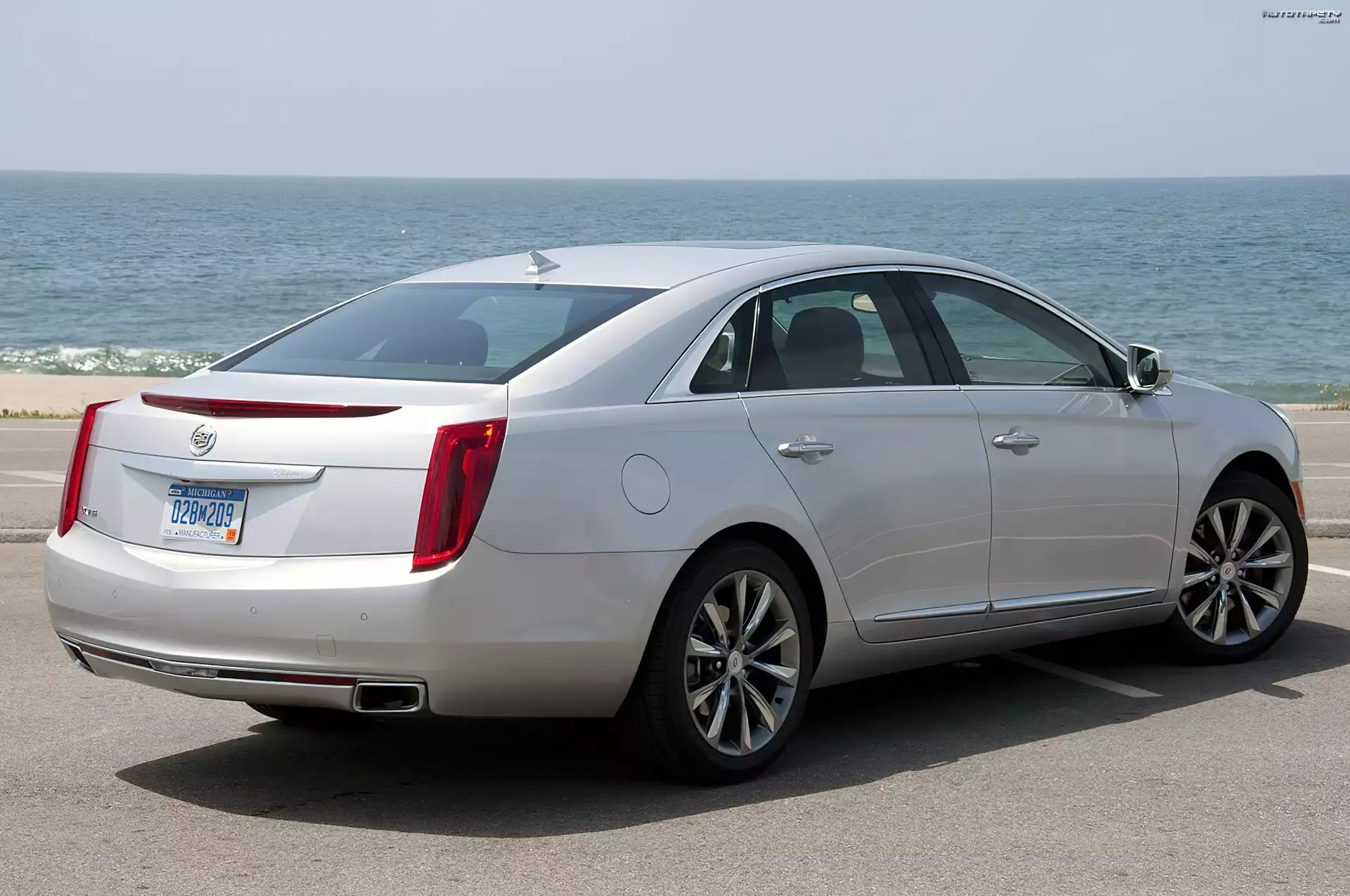 Srebrny, Cadillac XTS, Morze