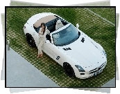 Mercedes-Benz SLS Roadster, Kobieta